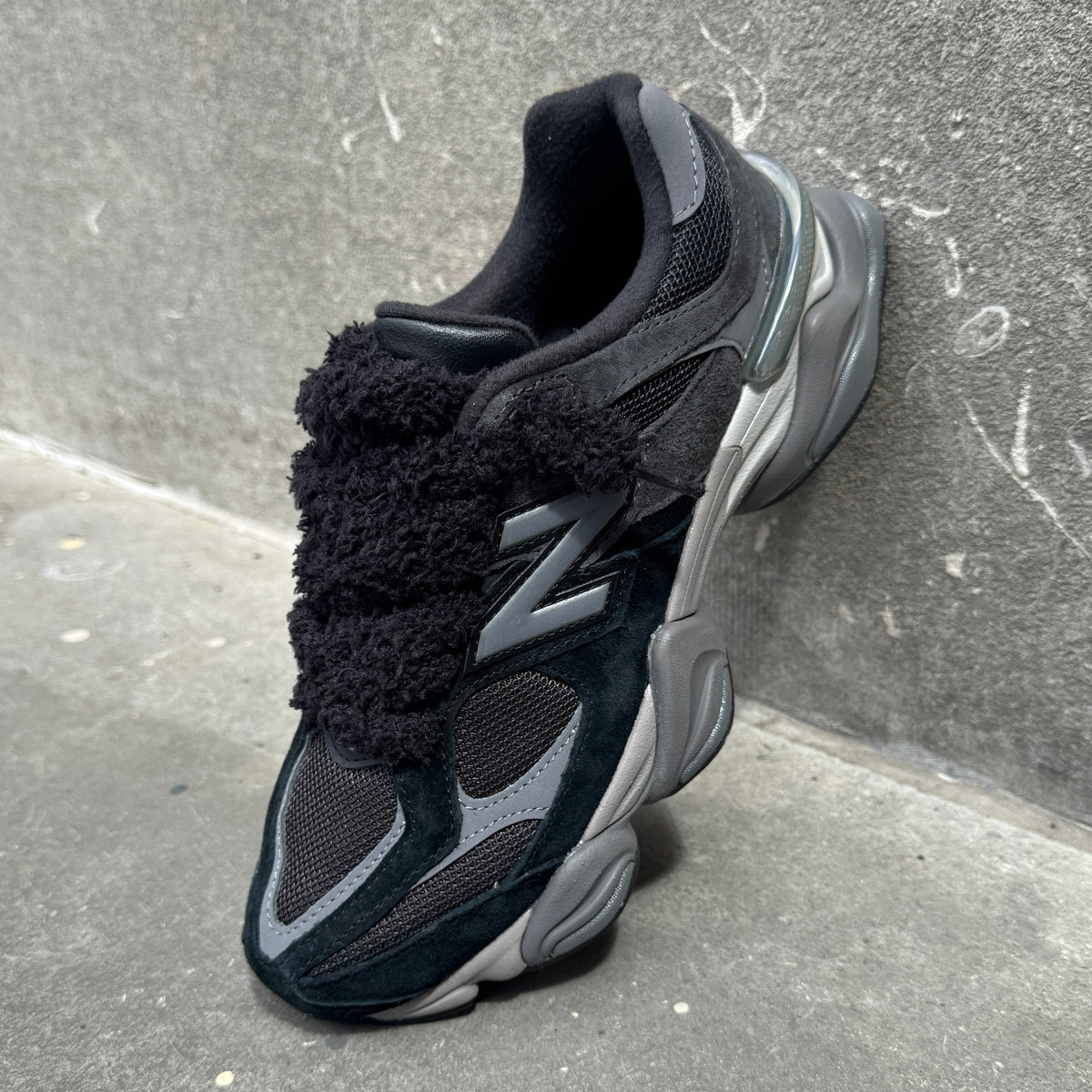 Fluffy Laces 'Black'