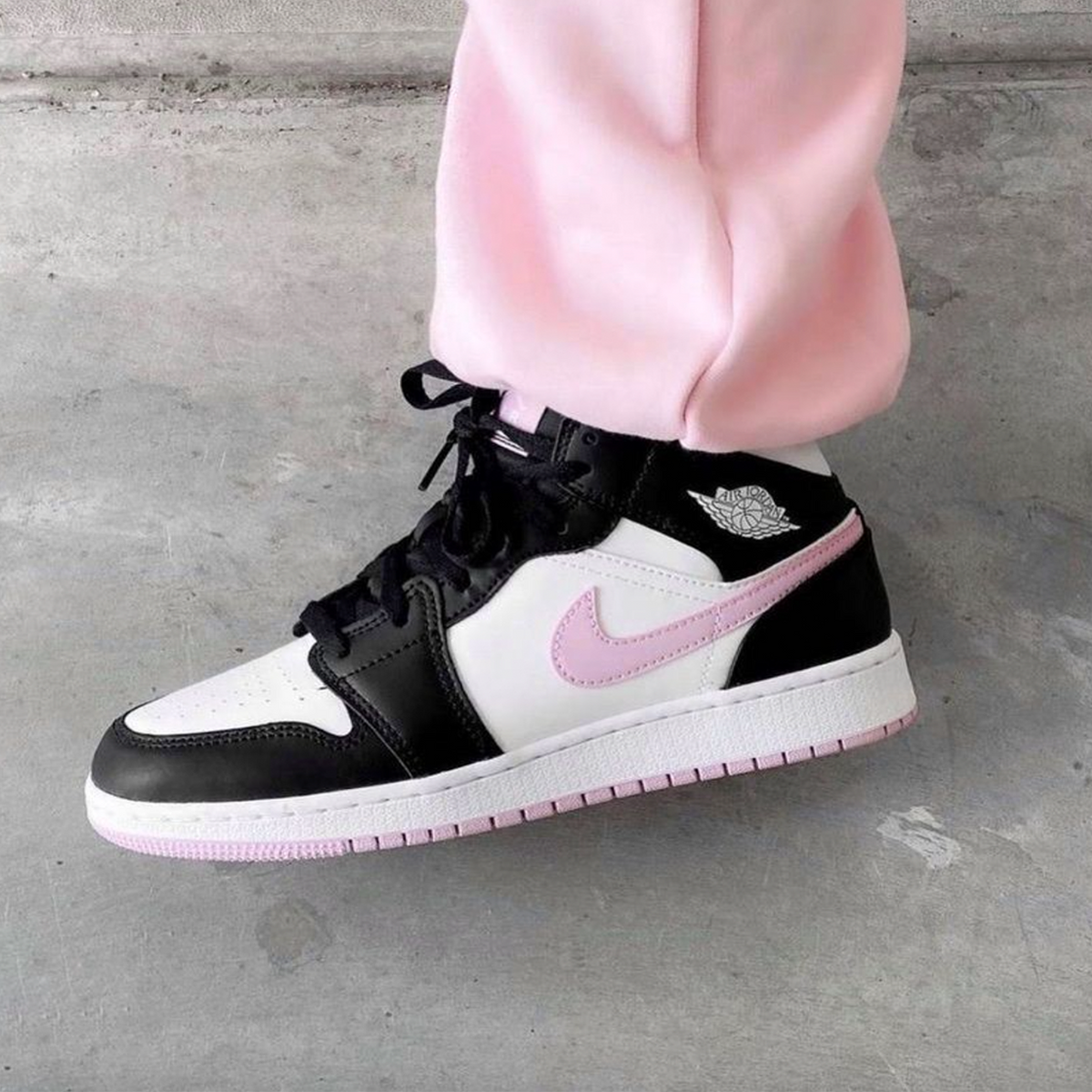 Air Jordan 1 Mid 'White Black Light Arctic Pink' (GS) - Size 40 (ARCHIVE)